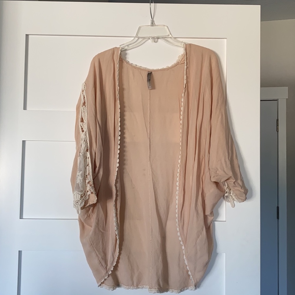 Entro blush color kimono w lace accents. Sz L